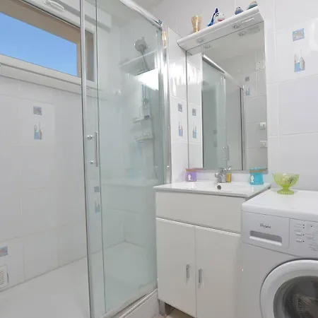 Appartement Aubanel, T2 Proche Centre Et Plage, 5 Couchages, Climatise.